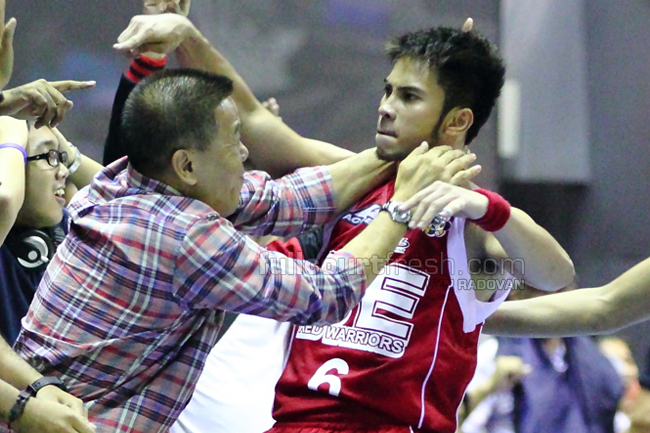 UE guard Roi Sumang celebrates his game-winning four point play with the alumni seated at courtside in their game against National University. (FCF / Vyn Radovan) UE guard Roi Sumang celebrates his game-winning four point play with the alumni seated at courtside in their game against National University. (FCF / Vyn Radovan)